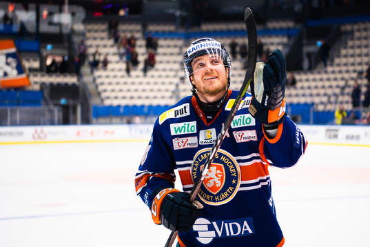Växjös Erik Josefsson jublar