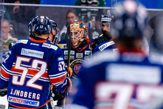 Växjös målvakt Viktor Fasth jublar