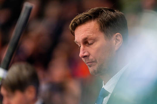 Färjestads tränare Johan Pennerborn deppar
