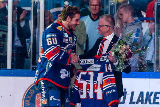 Växjös Erik Josefsson uppmärksammas före match för