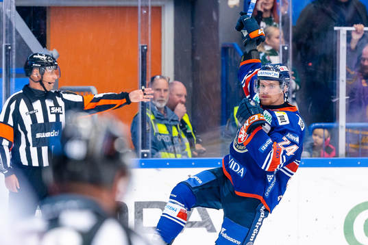Växjös Brendan Shinnimin jublar