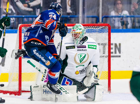 Växjös Brendan Shinnimin oroar framför Färjestads