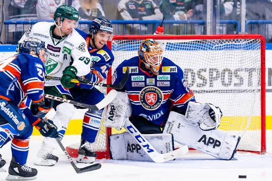 Färjestads Linus Johansson oroar framför Växjös