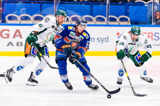 Växjös Pontus Holmberg mellan Färjestads Ilari Melart