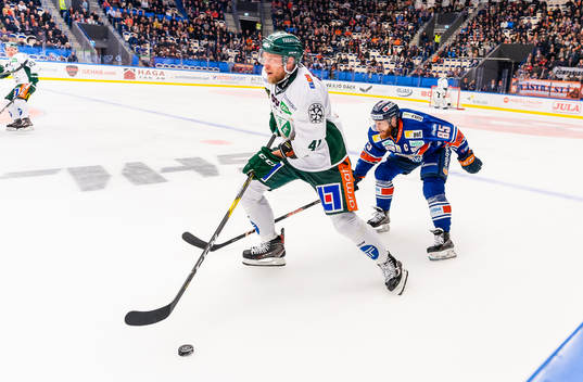 Färjestads Ilari Melart  jagas av Växjös Liam Reddox