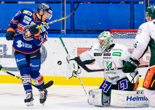 Växjös Tuomas Kiiskinen oroar framför Färjestads