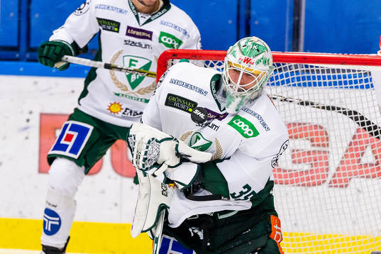Färjestads målvakt Adam Werner stoppar en puck
