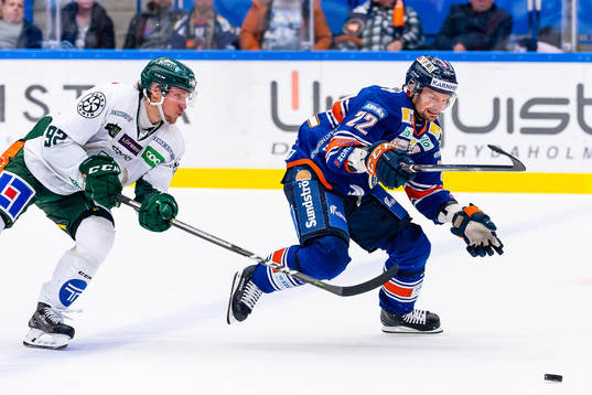 Växjös Janne Pesonen jagas av Färjestads Jesper Olofsson