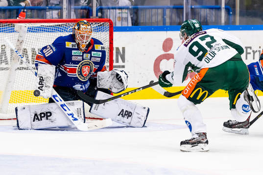 Färjestads Jesper Olofsson oroar framför Växjös