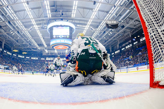 Växjös Liam Reddox (ej i bild) gör mål 1-0 bakom
