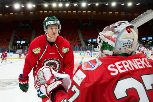 Frölundas Rhett Rakhshani och målvakt Johan Gustafsson