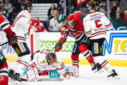 Frölundas Sebastian Stålberg med målchans framför