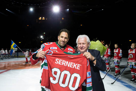 Frölundas Joel Lundqvist får ta emot en tröja av