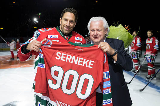 Frölundas Joel Lundqvist får ta emot en tröja av