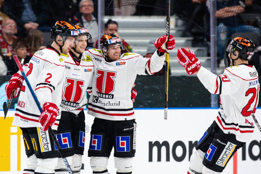 Örebros Kristian Näkyvä jublar med lagkamrater