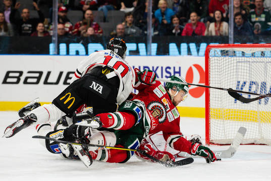 Frölundas Mats Rosseli Olsen faller