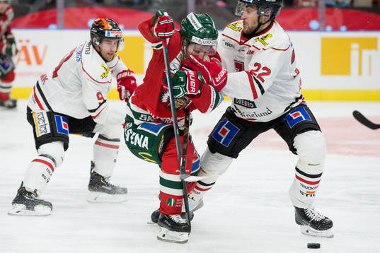 Örebros Jonathan Andersson försöker stoppa Frölundas