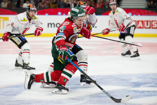 Örebros Jonathan Andersson försöker stoppa Frölundas