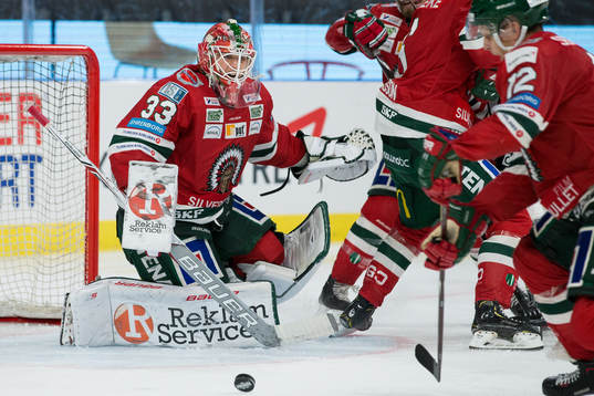 Frölundas målvakt Johan Mattsson räddar ett skott