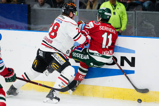 Örebros Linus Arnesson tacklar Frölundas Samuel Fagemo