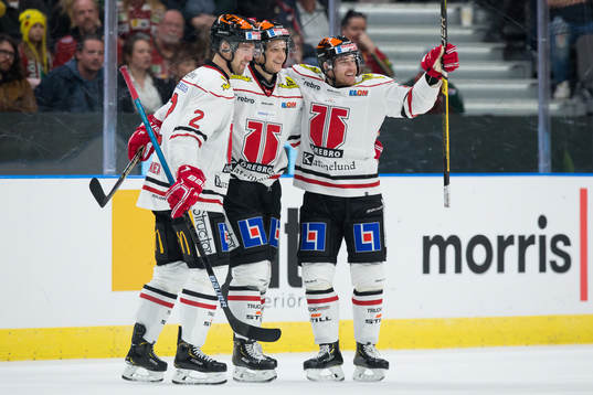 Örebros Kristian Näkyvä jublar med lagkamrater