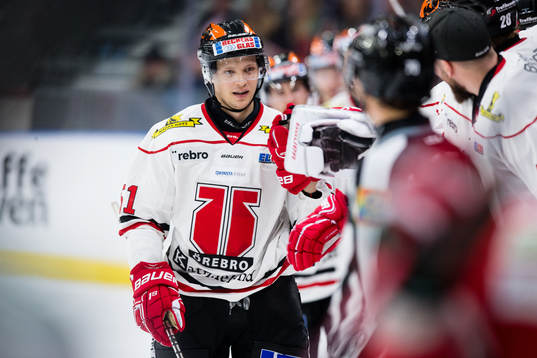 Örebros Kristian Näkyvä jublar med lagkamrater