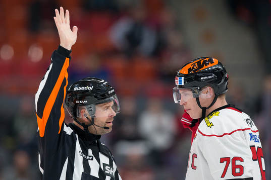 Domare Patrik Sjöberg pratar med Örebros Jere Sallinen