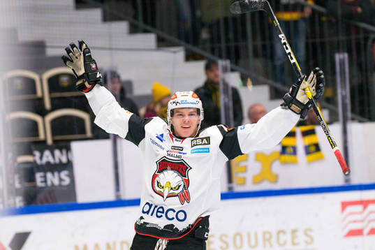 Malmö Redhawks Carl-Johan Lerby jublar