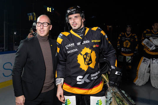 Skellefteås sportchef Mikael Lindgren med Fredrik Lindgren
