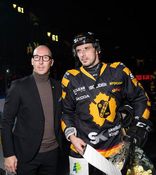 Skellefteås sportchef Mikael Lindgren med Fredrik Lindgren