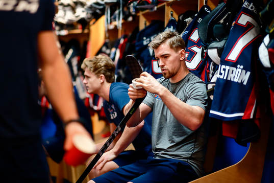 Linköpings Eddie Larsson före ishockeymatchen i SHL