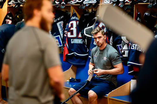 Linköpings Eddie Larsson före ishockeymatchen i SHL