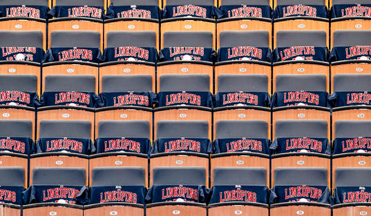Publiken får T-shirts med LHC-tryck av dagens sponsor