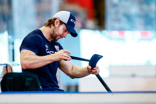 Linköpings Andrew Gordon tejpar klubban och laddar ensam i