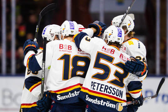 Djurgårdens Erik Walli-Walterholm jublar med lagkamrater