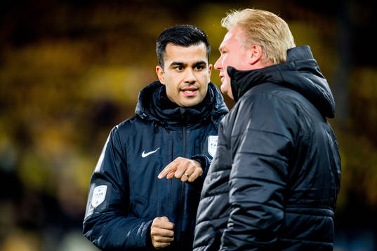 Rohit Saggi, fourth official, talks to Jørgen Lennartsson,
