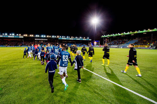 Tokmac Chol Nguen and the players of Strømsgodset