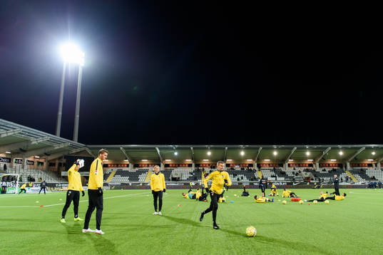 Häckenspelarna värmer upp på Bravida Arena innan