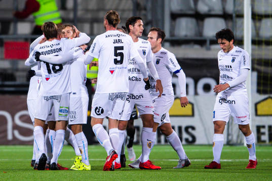 Sirius Sam Lundholm jublar med lagkamrater