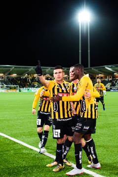Häckens Paulinho jublar med lagkamrater
