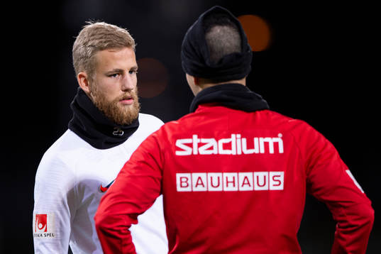 Norrköpings Filip Dagerstål pratar med en spelare i