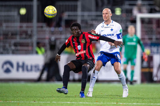 Brommapojkarnas Jack Lahne i en närkamp med Norrköpings