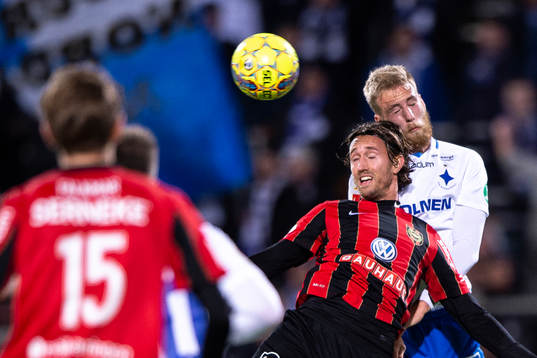 Brommapojkarnas Philip Hellqvist i en nickduell med
