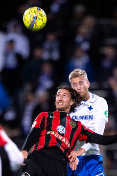 Brommapojkarnas Philip Hellqvist i en nickduell med
