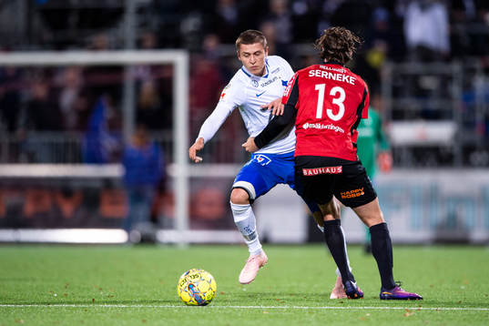 Norrköpings Simon Thern i en närkamp med Philip Hellqvist