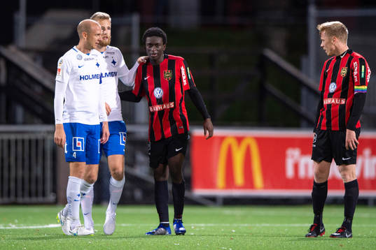Brommapojkarnas Jack Lahne tröstas av Norrköpings Andreas