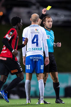 Norrköpings Andreas Johansson visas ett gult kort av