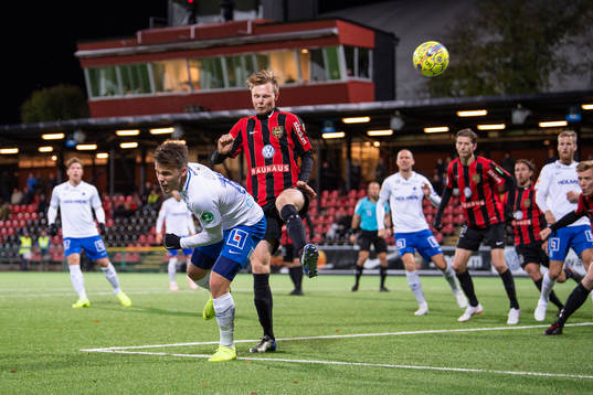Norrköpings Simon Skrabb nickar bollen på en hörna
