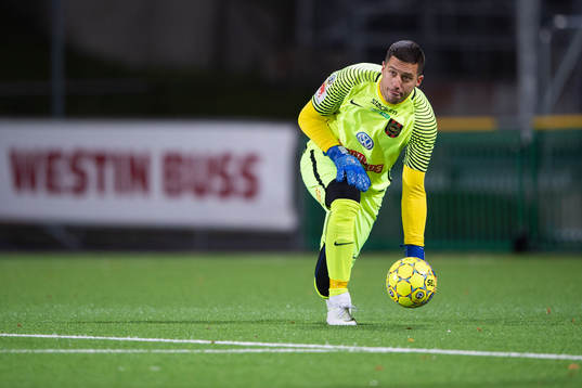 Brommapojkarnas målvakt Nikola Petric
