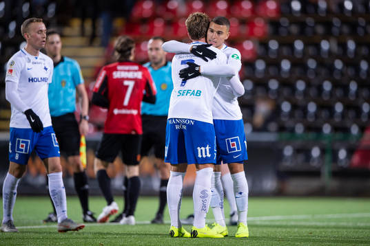 Norrköpings Alexander Fransson och Jordan Larsson kramar